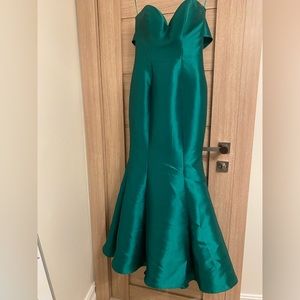 Stunning Emerald Green Jovani Formal Mermaid Gown